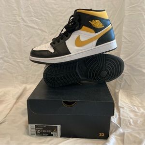 AIR JORDAN 1 MID in Black/White/Pollen size 10.5 554724-177